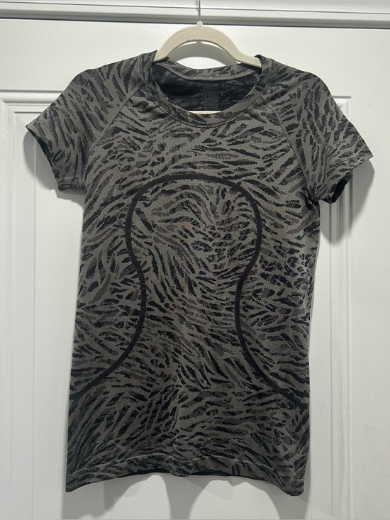 lululemon athletica Tops - Lululemon Swiftly Tech Short Sleeve Shirt 2.0 Size 8 Primal Clash Black/Grey